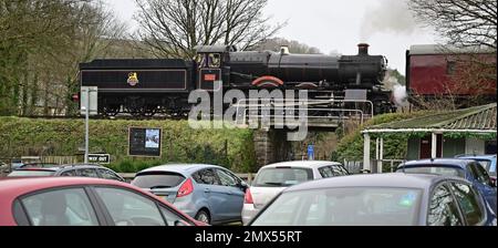 GWR Manor Class No 7820 Dinmore Manor vorbei am Buckfastleigh Parkplatz der South Devon Railway während der Winter Steam Gala 2022-2023. Stockfoto