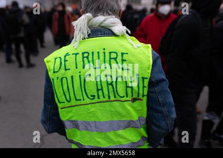 Paris, Frankreich. 31. Januar 2023. Während der Demonstration in Paris wird ein Protestteilnehmer mit einer gelben Weste mit der Aufschrift „Detruire L'Oligarchie“ gesehen. In diesem Monat finden zum zweiten Mal in Frankreich Streiks zur Rentenreform statt, bei denen Hunderttausende in Paris auf die Straße gingen, um Präsident Emmanuel Macron unter Druck zu setzen, den Rentenreformplan fallen zu lassen. (Foto: Telmo Pinto/SOPA Images/Sipa USA) Guthaben: SIPA USA/Alamy Live News Stockfoto