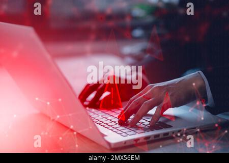 Warnmeldung „System gehackt“ auf dem Notebook (Laptop). Cyberangriffe auf Computernetzwerke, Viren, Spyware, Malware oder schädliche Software. Cybersicherheit und Stockfoto