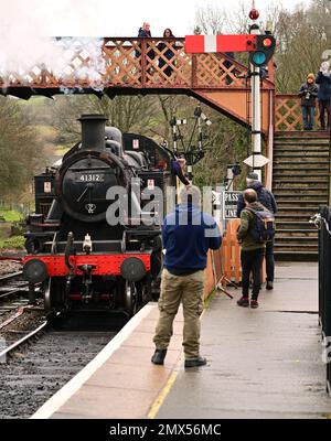 LMS Ivatt-Tankmotor der Klasse 2MT 2-6-2 Nr. 41312 in Buckfastleigh auf der South Devon Railway während der Winter Steam Gala 2022-2023 Stockfoto