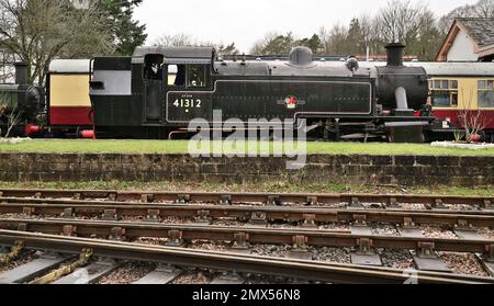 LMS Ivatt-Tankmotor der Klasse 2MT 2-6-2 Nr. 41312 in Buckfastleigh auf der South Devon Railway während der Winter Steam Gala 2022-2023 Stockfoto