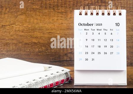 Oktober 2023 Monatlicher Tischkalender für 2023 Jahr mit Tagebuch. Stockfoto