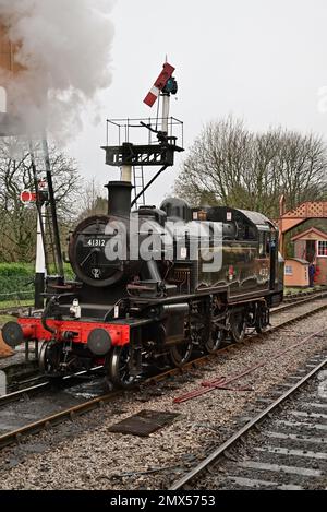 LMS Ivatt-Tankmotor der Klasse 2MT 2-6-2 Nr. 41312 in Buckfastleigh auf der South Devon Railway während der Winter Steam Gala 2022-2023 Stockfoto