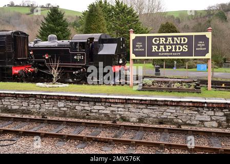 LMS Ivatt-Tankmotor der Klasse 2MT 2-6-2 Nr. 41312 in Buckfastleigh auf der South Devon Railway während der Winter Steam Gala 2022-2023 Stockfoto