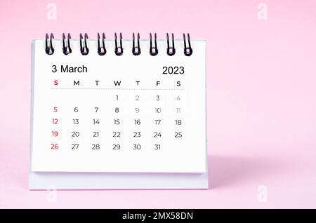 Tischkalender März 2023 auf rosa Hintergrund. Stockfoto