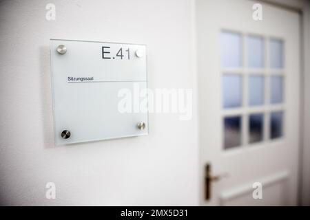 München, Deutschland. 02. Februar 2023. Ein Schild mit der Aufschrift „Sitzungssaal“ befindet sich vor einer geschlossenen Tür am Obersten Regionalgericht. Im Gerichtssaal des Oberlandesgerichts wird ein Verfahren wegen der Verwendung des Begriffs "Neuschwanstein" für ein Hotelunternehmen abgehalten. Kredit: Matthias Balk/dpa/Alamy Live News Stockfoto