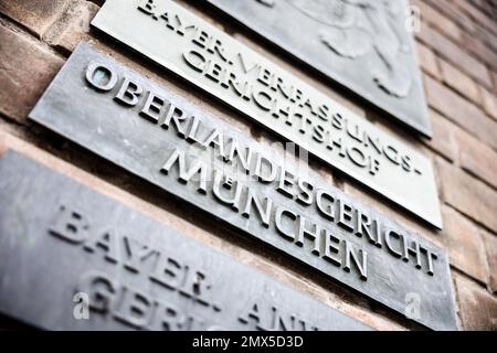 München, Deutschland. 02. Februar 2023. Die Schrift „Bayer. Verfassungsgerichtshof", "Oberlandesgericht München" und "Bayer". Jurygericht' ist auf den Schildern am Eingang des Gerichtsgebäudes vom Obersten Landesgericht zu sehen. Das Oberlandesgericht befasst sich mit der Verwendung des Begriffs „Neuschwanstein“ für ein Hotelgeschäft. Kredit: Matthias Balk/dpa/Alamy Live News Stockfoto