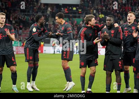 Mainz, Deutschland. 02. Februar 2023. 02.02.2023, MEWA Arena, Mainz, GER, DFB-Pokal, 1.FSV FSV FSV Mainz 05 vs. FC Bayern München, in den Bildern Matthijs de Ligt (München), Alphonso Davies (München), Jamal Musiala (München), Thomas Müller (München), Dayot Upamecano (München), Joshua Kimmich (München) Kredit: dpa/Alamy Live News Stockfoto