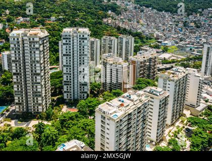 Luftaufnahme von luxuriösen Ferienwohnungen in Sao Conrado kontrastiert mit der Slum Slum Slum Slum Stadt Rocinha in Rio de Janeiro, Brasilien Stockfoto