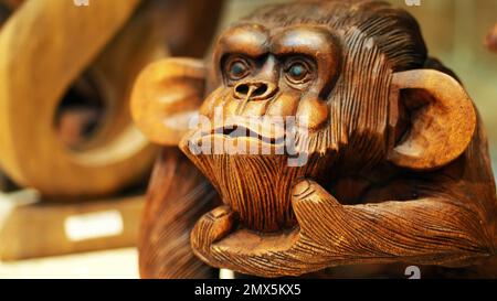 Nahaufnahme, verschiedene Souvenirs aus Stein, Holz, Glas und Metall, im Souvenirladen für Touristen. Hochwertiges Foto Stockfoto