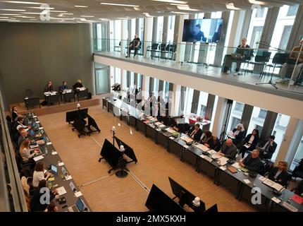 02. Februar 2023, Hamburg: Die Teilnehmer des Rechtsausschusses des Hamburger Parlaments sitzen im Sitzungssaal. Das Justizkomitee befasst sich mit dem tödlichen Messerangriff auf den Regionalzug von Kiel nach Hamburg. Richterin Senatorin Gallina möchte dem Komitee über die Hamburger Aspekte des Verbrechens berichten. Vor einer Woche wurden zwei junge Menschen getötet und fünf weitere verletzt. Der mutmaßliche Täter, ein 33-jähriger Palästinenser, war ein paar Tage zuvor aus der Untersuchungshaft in einem Hamburger Gefängnis entlassen worden, wo er für ein Gewaltverbrechen - auch mit einem Messer - gesessen hatte. Stockfoto