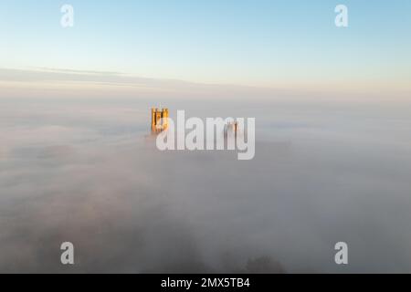 Das Bild vom 24. Januar zeigt die Ely Cathedral in Cambridgeshire, bekannt als das Schiff der Fens, umhüllt von Nebel am Dienstagmorgen. Majestätische Ely Cat Stockfoto