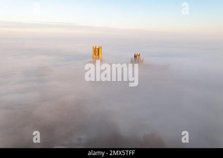 Das Bild vom 24. Januar zeigt die Ely Cathedral in Cambridgeshire, bekannt als das Schiff der Fens, umhüllt von Nebel am Dienstagmorgen. Majestätische Ely Cat Stockfoto