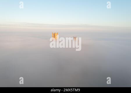 Das Bild vom 24. Januar zeigt die Ely Cathedral in Cambridgeshire, bekannt als das Schiff der Fens, umhüllt von Nebel am Dienstagmorgen. Majestätische Ely Cat Stockfoto