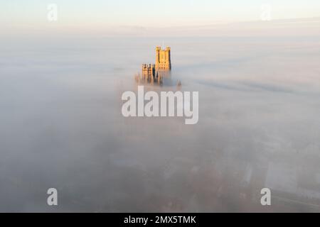 Das Bild vom 24. Januar zeigt die Ely Cathedral in Cambridgeshire, bekannt als das Schiff der Fens, umhüllt von Nebel am Dienstagmorgen. Majestätische Ely Cat Stockfoto