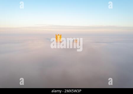 Das Bild vom 24. Januar zeigt die Ely Cathedral in Cambridgeshire, bekannt als das Schiff der Fens, umhüllt von Nebel am Dienstagmorgen. Majestätische Ely Cat Stockfoto