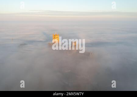 Das Bild vom 24. Januar zeigt die Ely Cathedral in Cambridgeshire, bekannt als das Schiff der Fens, umhüllt von Nebel am Dienstagmorgen. Majestätische Ely Cat Stockfoto