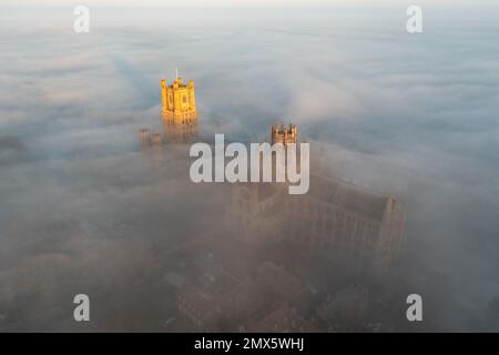 Das Bild vom 24. Januar zeigt die Ely Cathedral in Cambridgeshire, bekannt als das Schiff der Fens, umhüllt von Nebel am Dienstagmorgen. Majestätische Ely Cat Stockfoto