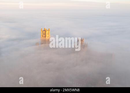 Das Bild vom 24. Januar zeigt die Ely Cathedral in Cambridgeshire, bekannt als das Schiff der Fens, umhüllt von Nebel am Dienstagmorgen. Majestätische Ely Cat Stockfoto