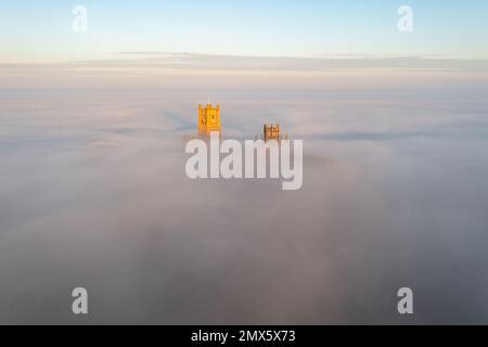 Das Bild vom 24. Januar zeigt die Ely Cathedral in Cambridgeshire, bekannt als das Schiff der Fens, umhüllt von Nebel am Dienstagmorgen. Majestätische Ely Cat Stockfoto