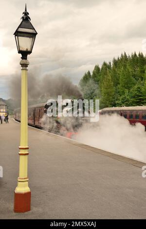 Hunslet 0-6-0 Satteltank Nr. 2705 Beatrice verlässt die Bolton Abbey Station auf der Embsay und Bolton Abbey Dampfeisenbahn, North Yorkshire, 10.09.2013. Stockfoto