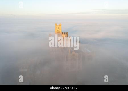 Das Bild vom 24. Januar zeigt die Ely Cathedral in Cambridgeshire, bekannt als das Schiff der Fens, umhüllt von Nebel am Dienstagmorgen. Majestätische Ely Cat Stockfoto