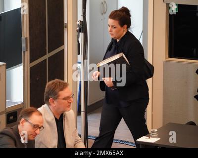 02. Februar 2023, Hamburg: Anna Gallina (Bündnis 90/die Grünen), Senatorin für Justiz und Verbraucherschutz in Hamburg, nimmt an der Sitzung des Justizausschusses des Hamburger Parlaments Teil. Das Justizkomitee befasst sich mit dem tödlichen Messerangriff auf den Regionalzug von Kiel nach Hamburg. Richter Senatorin Gallina möchte im Komitee über Hamburger Aspekte des Verbrechens berichten. Vor einer Woche wurden zwei junge Menschen getötet und fünf weitere verletzt. Der mutmaßliche Täter, ein 33-jähriger Palästinenser, war einige Tage zuvor aus der Untersuchungshaft in einem Hamburger Gefängnis entlassen worden Stockfoto
