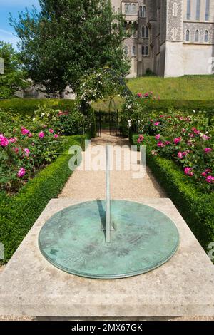 Die Sonnenuhr ist umgeben von den wunderschönen altmodischen Rosen Mme Isaac Péreiré, Prinzessin Anne und Gertrude Jekyll in der formellen Schachtel in der Mitte Stockfoto