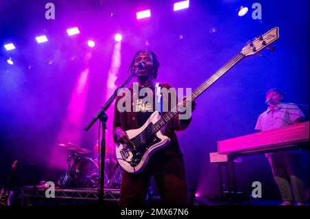 London, Großbritannien, Mittwoch, 1. Februar 2023 Olugbenga Adelekan aus Metronomy tritt auf der Bühne als Teil der Konzerte der war Child, Brit Awards Week im Outernet, Tottenham CRT Road. Kredit: DavidJensen / Empics Entertainment / Alamy Live News Stockfoto