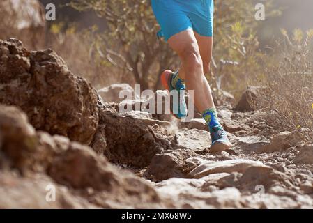 Traillauf-Action Nahaufnahme von Laufschuhen in Aktion Stockfoto