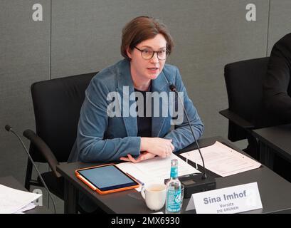 02. Februar 2023, Hamburg: Sina Imhof (Bündnis 90/die Grünen), Vorsitzende des Justizausschusses des Hamburger Parlaments, eröffnet die Sitzung. Das Justizkomitee befasst sich mit dem tödlichen Messerangriff auf den Regionalzug von Kiel nach Hamburg. Richterin Senatorin Gallina möchte dem Komitee über die Hamburger Aspekte des Verbrechens berichten. Vor einer Woche wurden zwei junge Menschen getötet und fünf weitere verletzt. Der mutmaßliche Täter, ein 33-jähriger Palästinenser, war einige Tage zuvor aus der Untersuchungshaft in einem Hamburger Gefängnis entlassen worden, wo er für ein Gewaltverbrechen gesessen hatte. Stockfoto