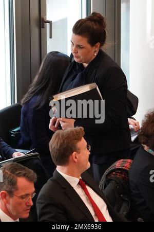02. Februar 2023, Hamburg: Anna Gallina (Bündnis 90/die Grünen), Senatorin für Justiz und Verbraucherschutz in Hamburg, nimmt an der Sitzung des Justizausschusses des Hamburger Parlaments Teil. Das Justizkomitee befasst sich mit dem tödlichen Messerangriff auf den Regionalzug von Kiel nach Hamburg. Richter Senatorin Gallina möchte im Komitee über Hamburger Aspekte des Verbrechens berichten. Vor einer Woche wurden zwei junge Menschen getötet und fünf weitere verletzt. Der mutmaßliche Täter, ein 33-jähriger Palästinenser, war einige Tage zuvor aus der Untersuchungshaft in einem Hamburger Gefängnis entlassen worden Stockfoto