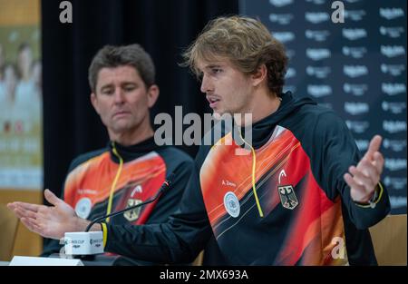 Trier, Deutschland. 02. Februar 2023. Tennis: Männer, Davis Cup - Qualifikationsrunde, Qualifikationsrunde, Deutschland - Schweiz: Deutscher Davis Cup-Spieler Alexander Zverev (r) Gesten auf der Pressekonferenz. Kredit: Harald Tittel/dpa/Alamy Live News Stockfoto