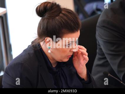 02. Februar 2023, Hamburg: Anna Gallina (Bündnis 90/die Grünen), Senatorin für Justiz und Verbraucherschutz in Hamburg, ist Mitglied des Justizausschusses des Hamburger Parlaments. Das Justizkomitee untersucht den tödlichen Messerangriff auf den Regionalzug von Kiel nach Hamburg. Richterin Senatorin Gallina möchte dem Komitee über die Hamburger Aspekte des Verbrechens berichten. Vor einer Woche wurden zwei junge Menschen getötet und fünf weitere verletzt. Der mutmaßliche Täter, ein 33-jähriger Palästinenser, war einige Tage zuvor aus der Untersuchungshaft in einem Hamburger Gefängnis entlassen worden, in dem er gewesen war Stockfoto