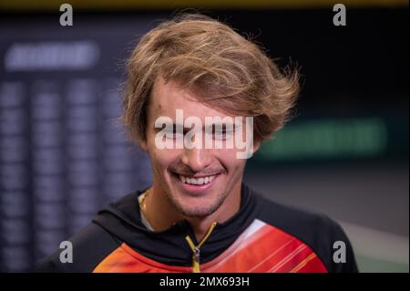 Trier, Deutschland. 02. Februar 2023. Tennis: Männer, Davis Cup - Qualifikationsrunde, Qualifikationsrunde, Deutschland - Schweiz: Deutscher Davis Cup-Spieler Alexander Zverev lächelt während eines Interviews. Kredit: Harald Tittel/dpa/Alamy Live News Stockfoto
