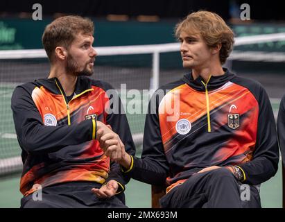 Trier, Deutschland. 02. Februar 2023. Tennis: Männer, Davis Cup - Qualifikationsrunde, Qualifikationsrunde, Deutschland - Schweiz: Die deutschen Davis Cup-Spieler Oscar Otte (l) und Alexander Zverev geben sich während der Verlosung für die Paarungen die Hand. Kredit: Harald Tittel/dpa/Alamy Live News Stockfoto