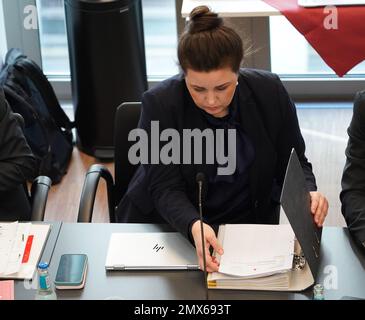 02. Februar 2023, Hamburg: Anna Gallina (Bündnis 90/die Grünen), Senatorin für Justiz und Verbraucherschutz in Hamburg, ist Mitglied des Justizausschusses des Hamburger Parlaments. Das Justizkomitee untersucht den tödlichen Messerangriff auf den Regionalzug von Kiel nach Hamburg. Richterin Senatorin Gallina möchte dem Komitee über die Hamburger Aspekte des Verbrechens berichten. Vor einer Woche wurden zwei junge Menschen getötet und fünf weitere verletzt. Der mutmaßliche Täter, ein 33-jähriger Palästinenser, war einige Tage zuvor aus der Untersuchungshaft in einem Hamburger Gefängnis entlassen worden, in dem er gewesen war Stockfoto