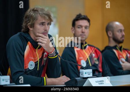 Trier, Deutschland. 02. Februar 2023. Tennis: Männer, Davis Cup - Qualifikationsrunde, Qualifikationsrunde, Deutschland - Schweiz: Deutscher Spieler Alexander Zverev (l) spricht auf der Pressekonferenz. Kredit: Harald Tittel/dpa/Alamy Live News Stockfoto