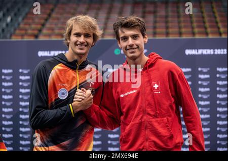 Trier, Deutschland. 02. Februar 2023. Tennis: Männer, Davis Cup - Qualifikationsrunde, Qualifikationsrunde, Deutschland - Schweiz: Alexander Zverev (l) aus Deutschland und Marc-Andrea Hüsler (r) aus der Schweiz geben sich nach dem Auslosung die Hand. Kredit: Harald Tittel/dpa/Alamy Live News Stockfoto
