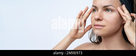 Schönheitsbegriff-Frau mit kinesiologischen elastischen Gesichtsbändern. Stockfoto