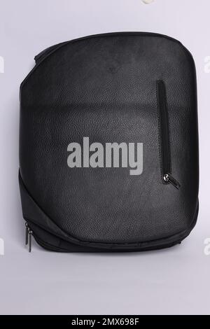 Schwarze Laptop-Tasche aus Leder, Vorderansicht, isoliertes weißes Hintergrundmodell Stockfoto