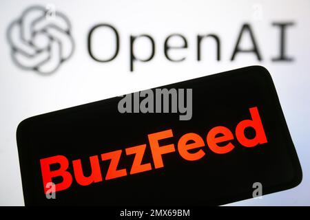 In dieser Fotoabbildung ist das BuzzFeed-Logo auf einem Smartphone-Bildschirm und das OpenAI-Logo auf dem pc-Bildschirm zu sehen. Stockfoto