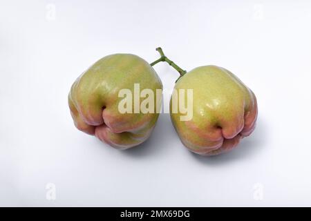 Frische Rosenäpfel oder Chomphu, isoliert auf weißem Hintergrund. Stockfoto