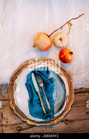 Goldblauer, eleganter Tisch auf Hochzeitskleid Stockfoto