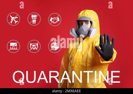 Frau in chemischem Schutzanzug mit Stoppgeste vor rotem Hintergrund. Halten Sie sich an die Quarantänevorschriften während des Coronavirus-Ausbruchs Stockfoto