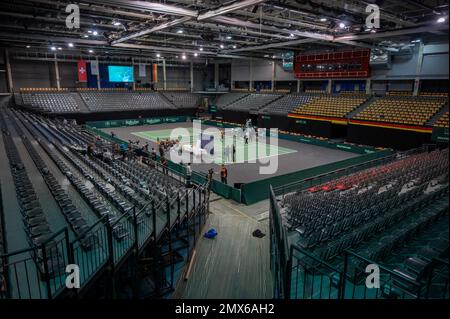 Trier, Deutschland. 02. Februar 2023. Tennis: Männer, Davis Cup - Qualifikationsrunde, Qualifikation, Deutschland - Schweiz: Die Arena Trier ist einen Tag vor den Spielen noch ohne Zuschauer. Kredit: Harald Tittel/dpa/Alamy Live News Stockfoto