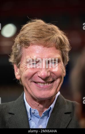 Trier, Deutschland. 02. Februar 2023. Tennis: Männer, Davis Cup - Qualifikationsrunde, Qualifikationsrunde, Deutschland - Schweiz: Dietloff von Arnim, Präsident des deutschen Tennisverbands, lächelt während eines Interviews. Kredit: Harald Tittel/dpa/Alamy Live News Stockfoto