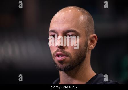 Trier, Deutschland. 02. Februar 2023. Tennis: Männer, Davis Cup - Qualifikationsrunde, Qualifikationsrunde, Deutschland - Schweiz: Deutscher Davis Cup-Spieler Tim Pütz spricht während eines Interviews. Kredit: Harald Tittel/dpa/Alamy Live News Stockfoto