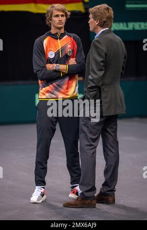 Trier, Deutschland. 02. Februar 2023. Tennis: Männer, Davis Cup - Qualifikationsrunde, Qualifikationsrunde, Deutschland - Schweiz: Deutscher Spieler Alexander Zverev (l) spricht mit Dietloff von Arnim, Präsident des deutschen Tennisverbands. Kredit: Harald Tittel/dpa/Alamy Live News Stockfoto