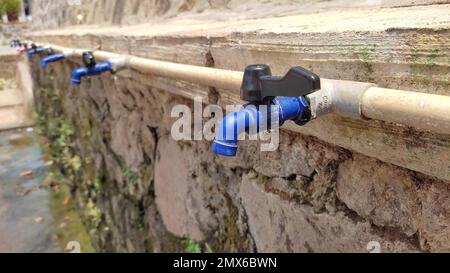 Wasserhähne in öffentlichen Bereichen. Tagsüber im Freien Stockfoto